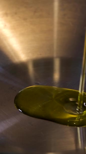 Verser Huile Olive Dans Casserole Sur Fond Blanc Ralenti Des — Video
