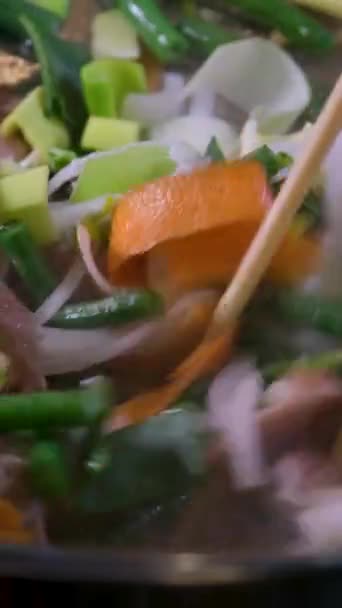 Yakından Kızartma Pişirmeye Hazır Çeşitli Çiğ Sebzelerin Üzerine Bir Şişeden — Stok video