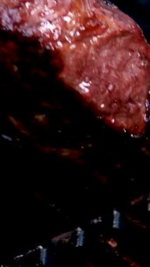 Barbekü taze et kanlı biftek. Lezzetli yemek servisi. Öğle yemeği piercing 'i, canlı yayında salyalı et. 