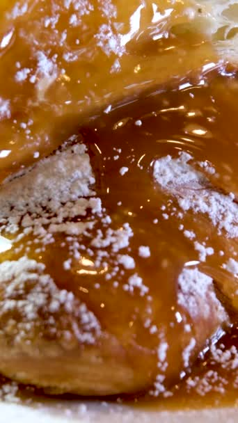 美味的自制羊角面包 顶部有可食用的金叶沙宾片 杏仁滑落和焦糖 旋转特写拍摄高脂肪糕点食物和甜点 高质量的4K镜头 — 图库视频影像