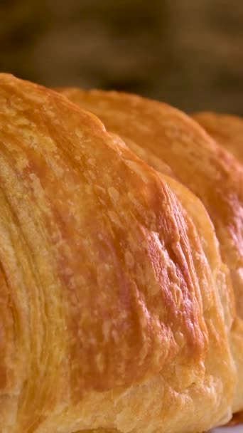 Frissen Töltött Croissant Reggelire Kiváló Minőségű Felvételek — Stock videók