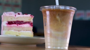 Kafe masasındaki bir bardakta buzlu kahve. Yüksek kalite 4k görüntü