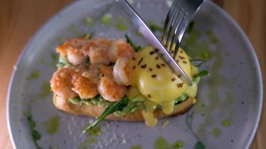 Kırmızı balıklı lezzetli yemekler, kruvasan üzerinde sebzeler. Lezzetli yemek servisi. Fransız Yemeği, Yavaş Hareket. Baker restoranda servis için yemek hazırlıyor. Doldurulmuş taze Fransız kruvasanı..