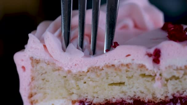 用一个金属厨房铲把一块从蛋糕中分离出来 红白相间的蛋糕 该产品装饰有红色浆果和红色奶油 准备过生日 高质量的 — 图库视频影像