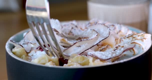 클로즈업을 사용하여 베리와 팬케이크를 식사를위한 신선한 오트밀 팬케이크 하스키 코코넛 — 비디오