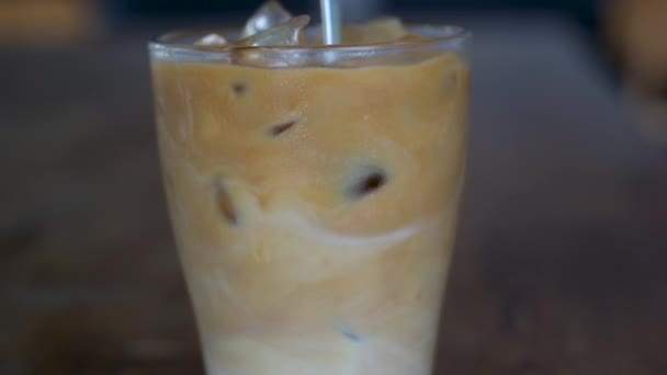 Latte Πάγο Γκρο Πλαν Γάλα Αναδεύεται Πάγο Καφέ Παγωμένος Καφές — Αρχείο Βίντεο