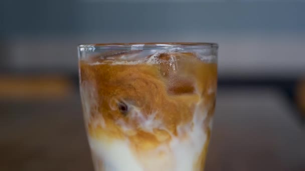 Πάγος Που Πέφτει Latte Iced Latte Καφέ Ένα Γρασίδι Υψηλής — Αρχείο Βίντεο
