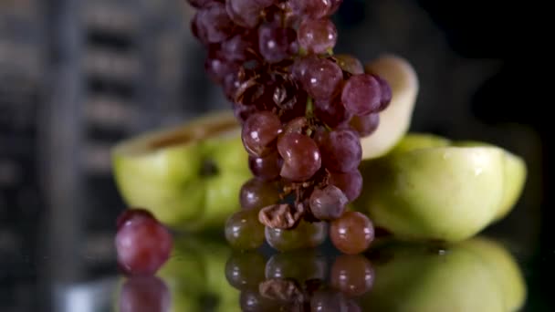 Wygasłe Winogrona Wyrzuca Się Unieszkodliwiania Recyklingu Zgniłe Jabłka Winogrona Odpady — Wideo stockowe