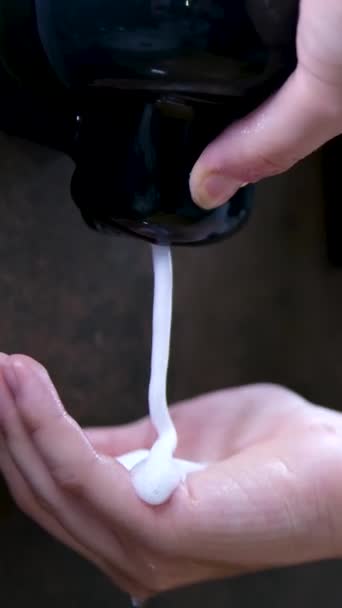 Cuidado Las Manos Lávate Las Manos Con Agua Corriente Mujer — Vídeo de stock