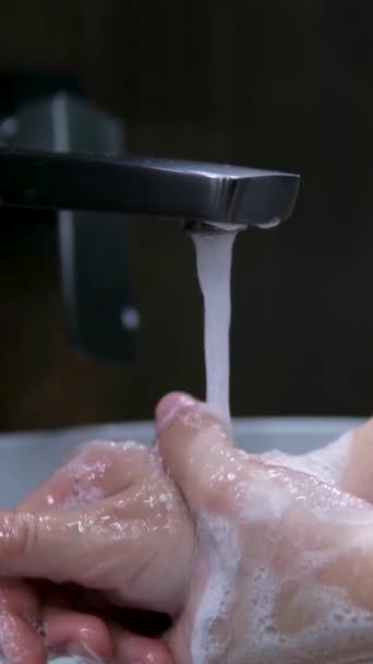 Soins Des Mains Lavez Vous Les Mains Sous Eau Courante — Video