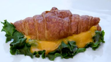 Farklı dolgularla kruvasan pişirmek. Yüksek kalite 4k görüntü