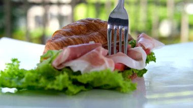 Tahtada dilimlenmiş prosciutto. Hafif arka planda domuz jambonu. kompozisyon et lezzeti ve ekmek. Kurutulmuş et yakın plan. Yüksek kalite 