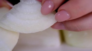 Profesyonel şef beyaz soğan hazırlar ve keser. Ağır çekimde kapat. Yüksek kalite 4k görüntü