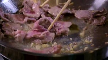 Şefin tereyağlı pirzola ve kekik sarımsağı hazırladığı bir sahne. Keto diyeti.