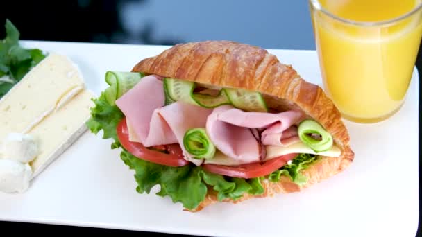 Sanduíche Croissant Pequeno Almoço Croissant Gira Volta Imagens Alta Qualidade — Vídeo de Stock