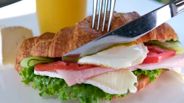 Close Croissant Sanduíche Recheado Mexido Ovo Legumes Mão Homem Com — Vídeo de Stock