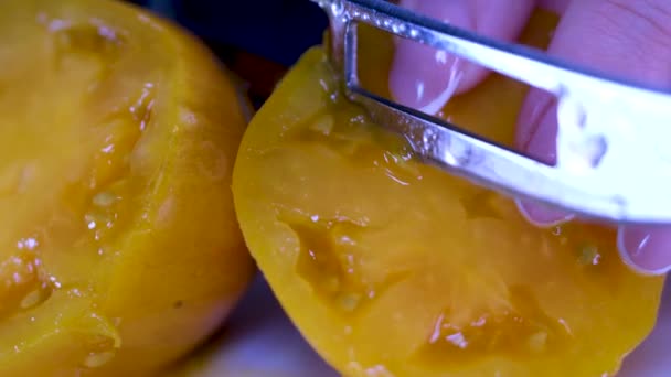 黄色い梨のトマトの背景 野菜市場 農業オーガニック農場 新鮮なぬれたティードロップトマトが近づいて回転します ビーガンフード 健康的な食材 — ストック動画