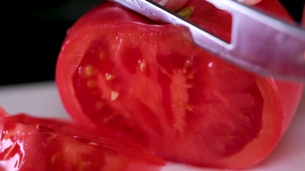 Affettare Bel Pomodoro Rosso Appetitoso Filmati Alta Qualità — Video Stock