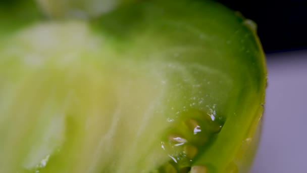 Slow Motion Shot Big Yellow Green Tomatoes Ser Lavado Salpicado — Vídeo de Stock