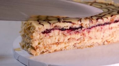 Krem peynirli ve çilekli kek, ev yapımı kek, kafede tatlı. Yüksek kalite 4k görüntü