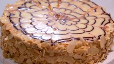 Lezzetli Esterhazy turtası ve bir dilim pasta. Geleneksel Macar pastası. Yüksek kalite 4k görüntü