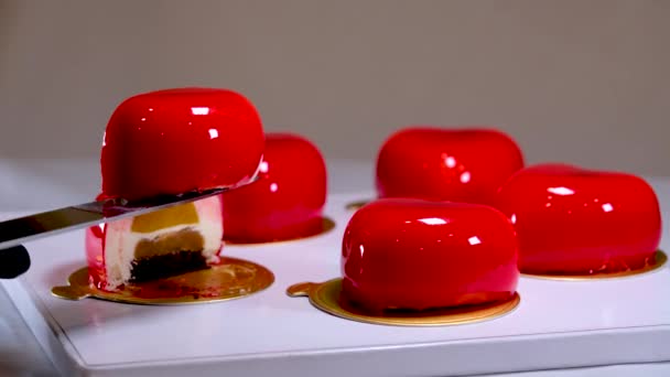 一名糕点厨师在糕点店准备红冰心形慕斯蛋糕的特写镜头 高质量的4K镜头 — 图库视频影像