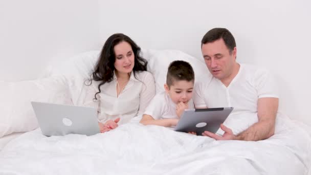 Koca Karısı Yatakta Oğluyla Birlikte Tablet Çizgi Filmine Bakıyor Ilginç — Stok video