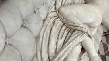 İtalya 'nın Roma kentindeki Diocletian hamamlarının yakınında bulunan Herma oğlu Antik Yunan, Hermafrodit Zeus' tan bir yaratık aldı. 26.04.23 Paris 