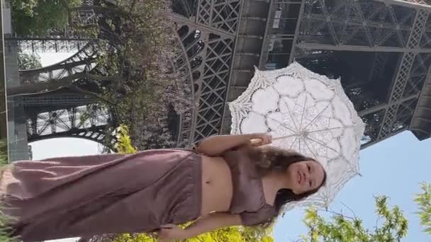 Young Beautiful Girl Blue Dress Sits Eiffel Tower Green Tree — Stockvideo