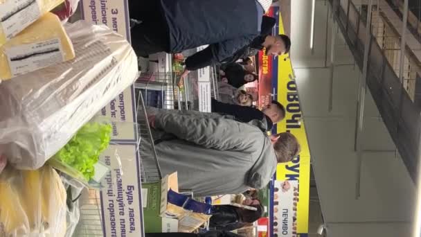 Ludzie Supermarkecie Kasie Klienci Kolejce Supermarketu Kasy Counter Professional Cashier — Wideo stockowe