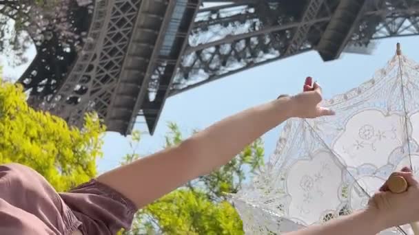Gadis Cantik Dengan Gaun Biru Duduk Dekat Menara Eiffel Dekat — Stok Video