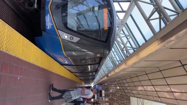 Новый Поезд Суррей Прибывает Ванкувер Люди Входят Поезд Конце Женщина — стоковое видео