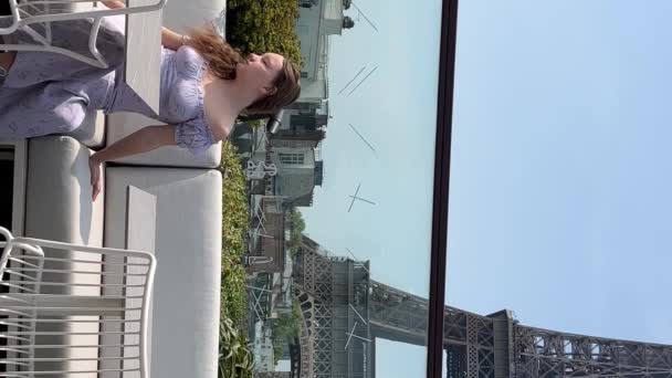 エッフェル塔を背景に長い美しいドレスを着たフェアヘアの女の子が座っています — ストック動画