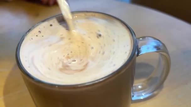 Primo Piano Mano Mescolando Cioccolato Nel Latte Filmati Alta Qualità — Video Stock