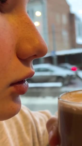 Pige Ansigt Fregner Drikke Varm Kakao Med Mælk Baggrund Byens – Stock-video