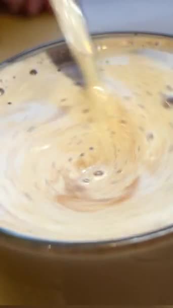 Свежий Утренний Кофе Close Медленное Движение Горячий Молочный Шоколад Белой — стоковое видео