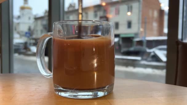 Στο Καφέ Δίπλα Στο Παράθυρο Αναδεύεται Ζεστή Σοκολάτα Φόντο Μια — Αρχείο Βίντεο
