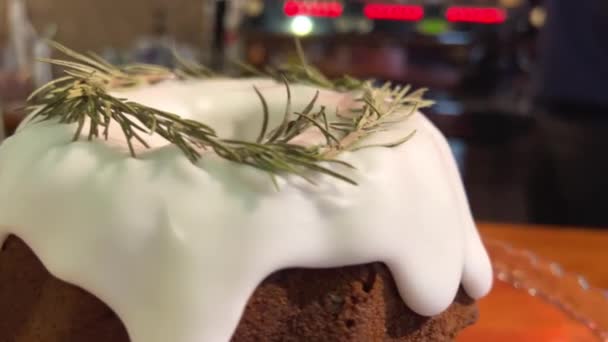 Geleneksel Talyan Noel Pastası Panettone Siyah Arka Planda Jüt Iplikle — Stok video