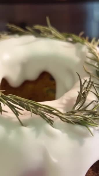 Tradycyjne Włoskie Ciasto Świąteczne Panettone Kupić Kawiarni Gorąca Czekolada Ciasto — Wideo stockowe