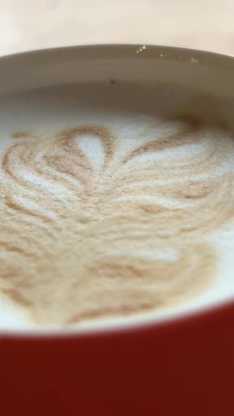 Cappuccino Con Arte Latte Una Hermosa Taza Sobre Mesa Café — Vídeo de stock