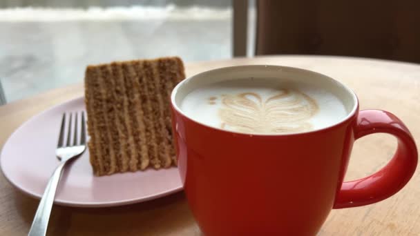 Kaka Honungstårta Rosa Tallrik Läcker Delikatess Kaffe Cappuccino Latte Röd — Stockvideo