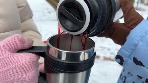 Movimento Lento Primo Piano Una Donna Che Versa Caldo Thermos — Video Stock