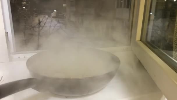Χειμερινό Βράδυ Χιόνι Στο Δρόμο Ατμού Προέρχεται Από Μαγειρεμένα Ασιατική — Αρχείο Βίντεο