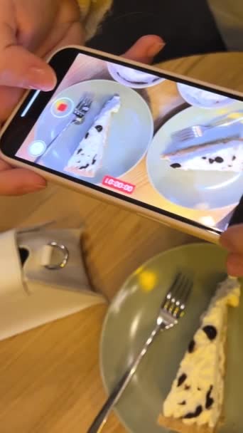 Filmando Pastel Restaurante Con Teléfono Mostrando Comida Historias Reelz Delicioso — Vídeos de Stock