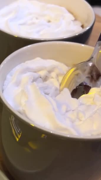 蒸し暑いホットチョコレートとホイップクリームのムグ — ストック動画