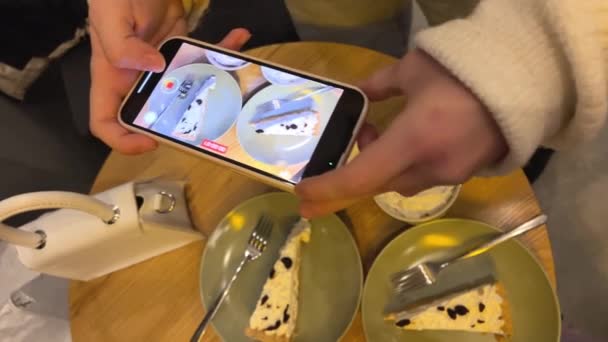 Filmer Gâteau Dans Restaurant Avec Votre Téléphone Afficher Votre Nourriture — Video