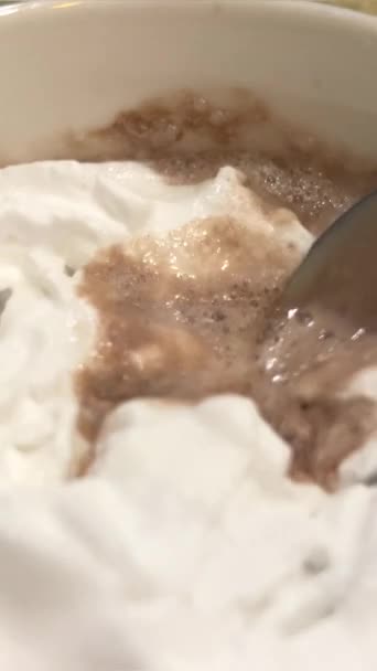Bucătarul Patiserie Amestecă Ciocolata Fierbinte Lingura Bol Vederea Sus Frunzele — Videoclip de stoc