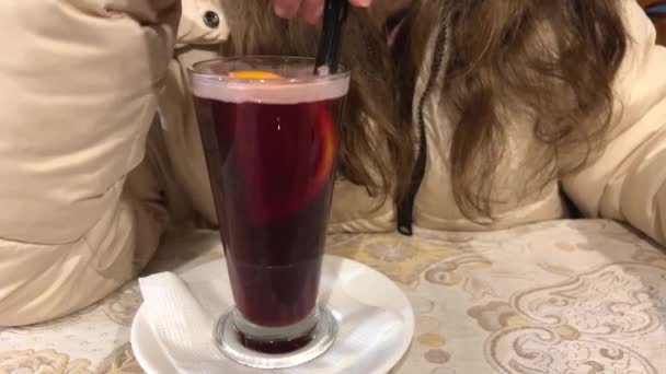 Alkolsüz Cam Bardakta Pipetle Karıştırılmış Savaş Portakal Aromalı Sıcak Kiraz — Stok video