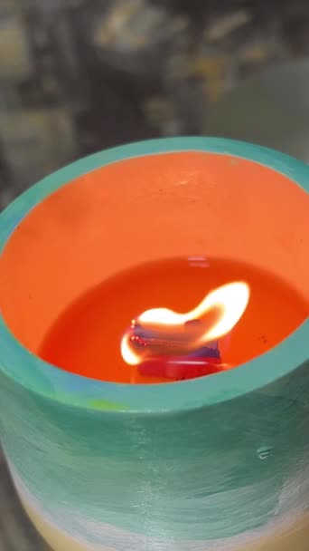 Καίγοντας Αρωματικό Κερί Και Κλαδί Ευκαλύπτου Στο Τραπέζι Δημιουργώντας Ένα — Αρχείο Βίντεο