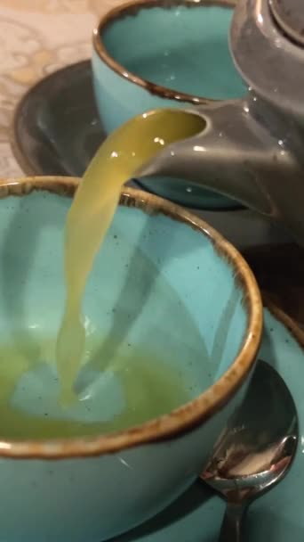 Ręce Wylewać Gorący Napój Imbir Korzeń Herbaty Cytryna Czajniczek Dla — Wideo stockowe